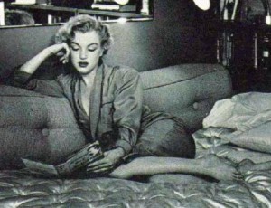 Marilyn-Monroe-Reading- playlist to chill